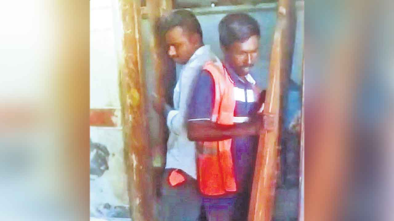 Bhupalpally | పన్ను కట్టలేదని.. మేకల కాపరి ఇంటి తలుపులు ఎత్తుకుపోయారు