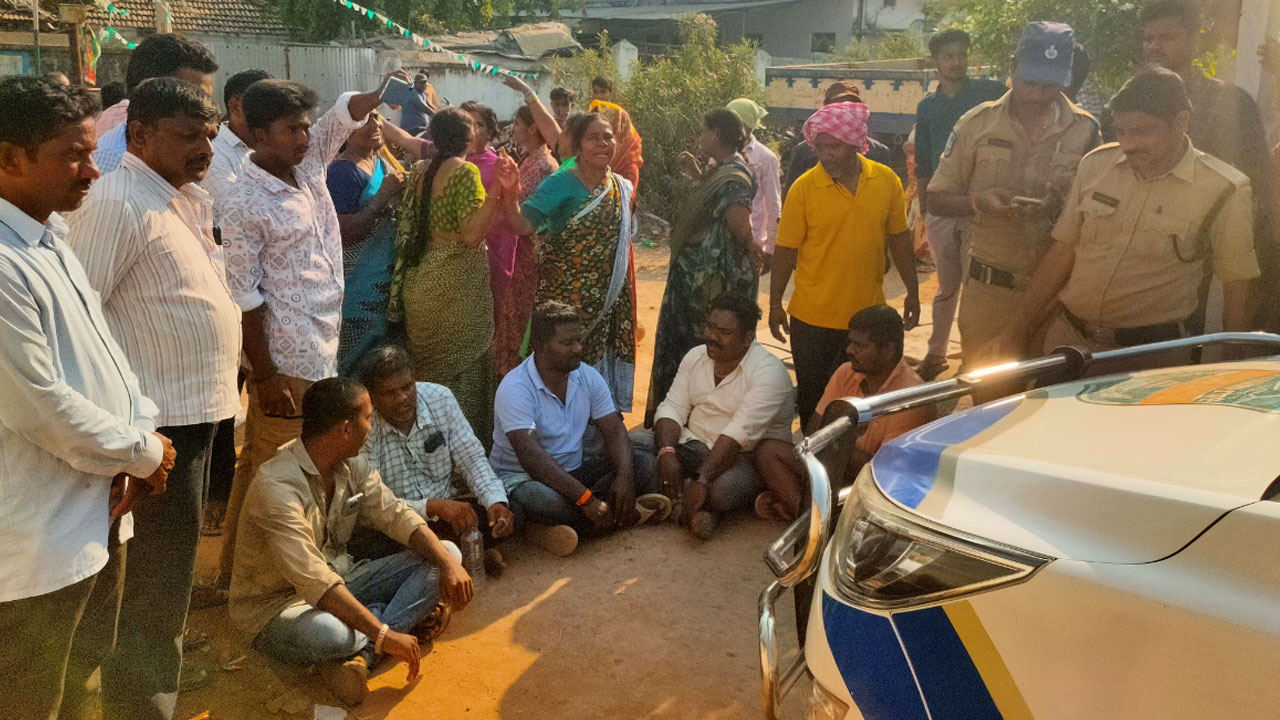 Peddapalli | ఇండ‌స్ట్రీయల్ పార్క్‌కు భూములు ఇచ్చేదే లేదు.. అధికారుల‌ను అడ్డుకున్న మేడిప‌ల్లి రైతులు