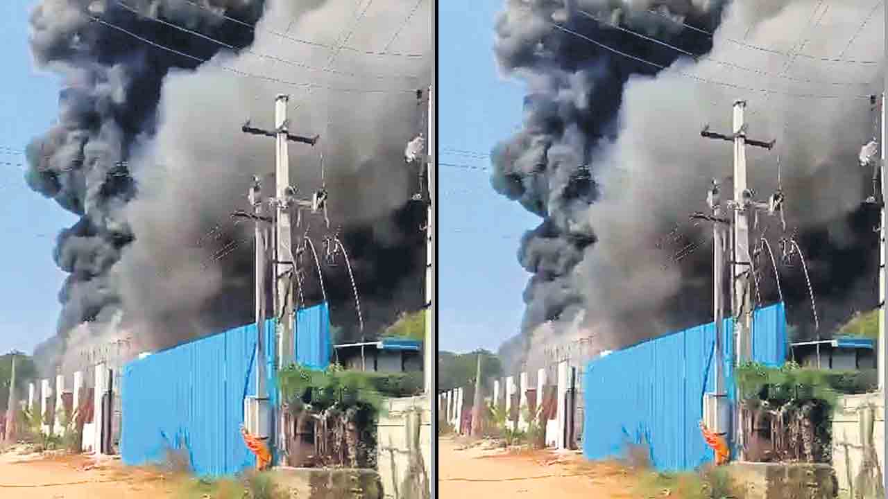 షార్ట్‌ సర్క్యూట్‌తో కన్వెన్షన్‌ దగ్ధం