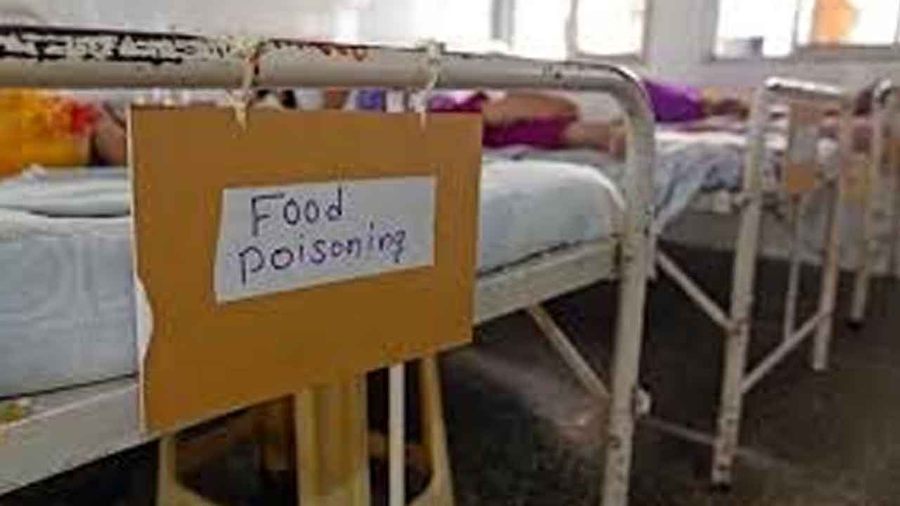 ఫుడ్‌పాయిజన్‌తో 70 మందికి అస్వస్థత