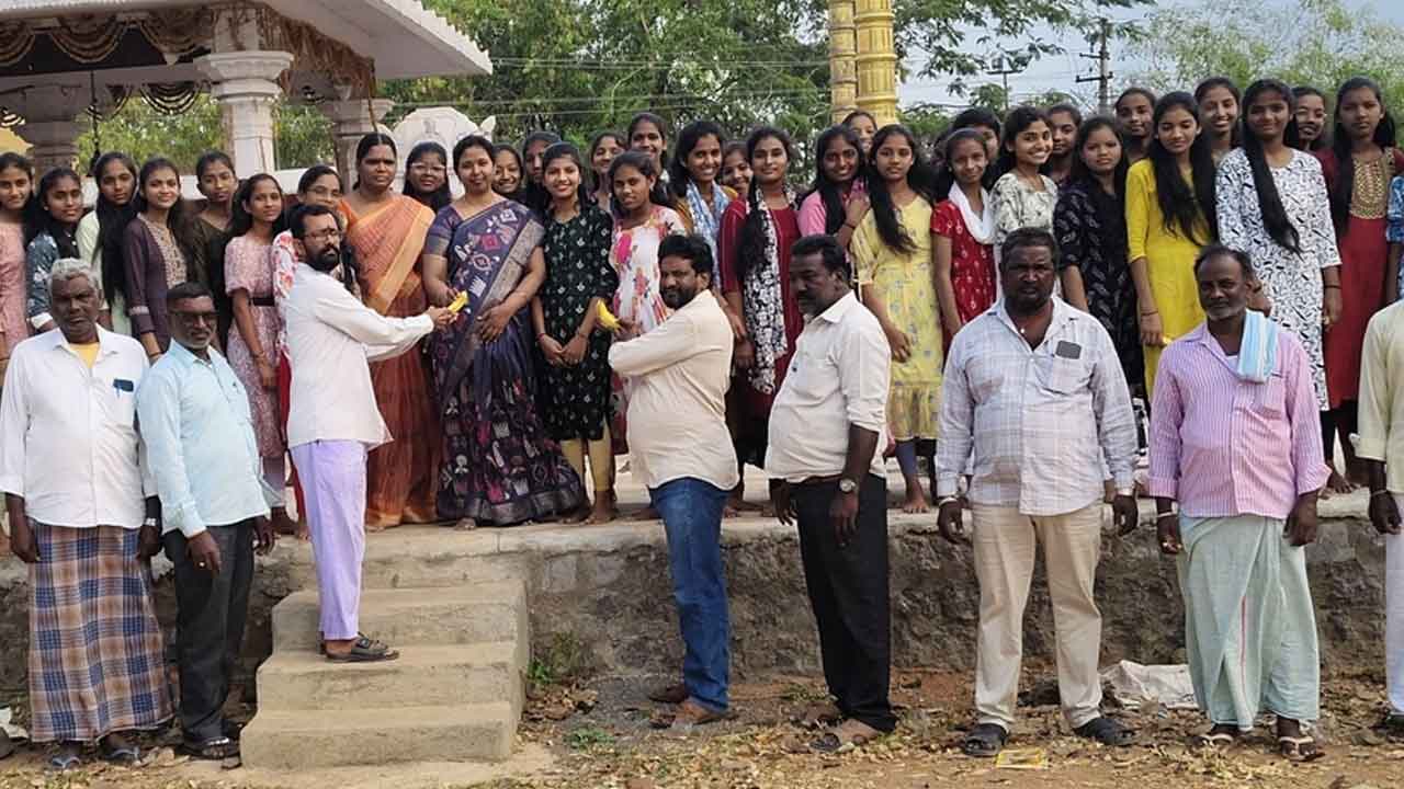 Fruits distribution | పదో తరగతి విద్యార్థులకు పండ్లు పంపిణీ