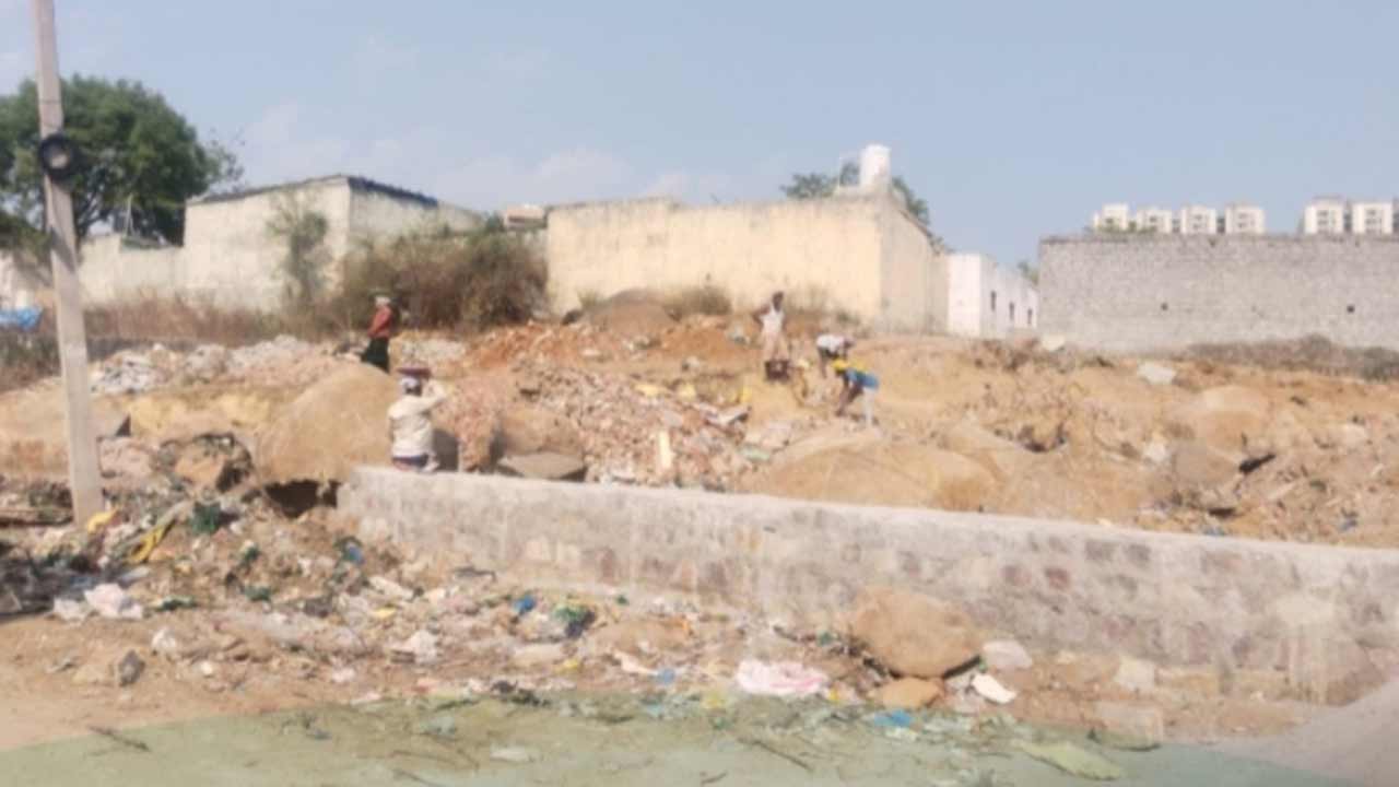 Gajularamaram | గాజులరామారంలో ప్రభుత్వ భూమిని కొట్టేసేందుకు ప్లాన్‌.. రాత్రికి రాత్రే బేస్మెంట్ల నిర్మాణం