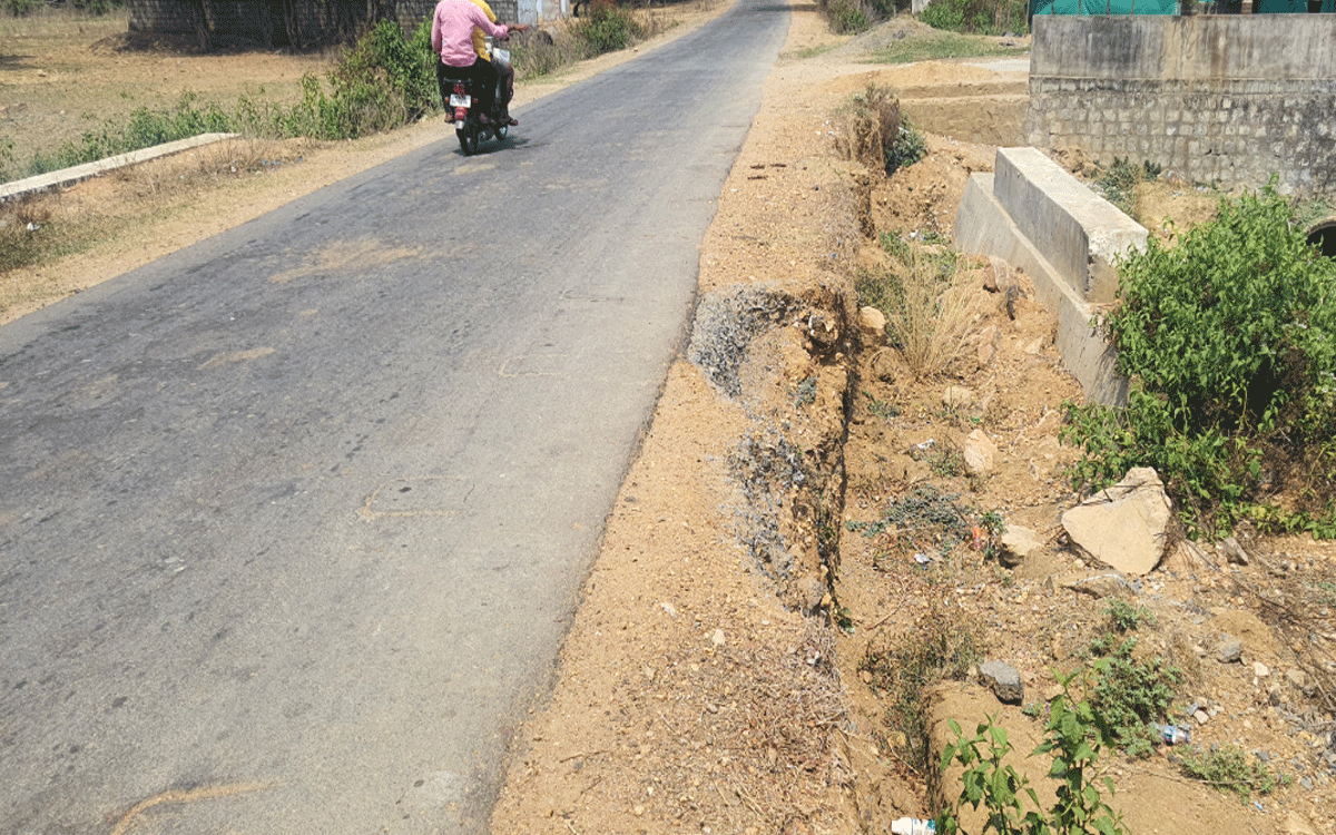 Gattumalla-Mailaram Road : ప్రమాద భరితంగా గట్టుమల్ల-మైలారం ప్రధాన రహదారి