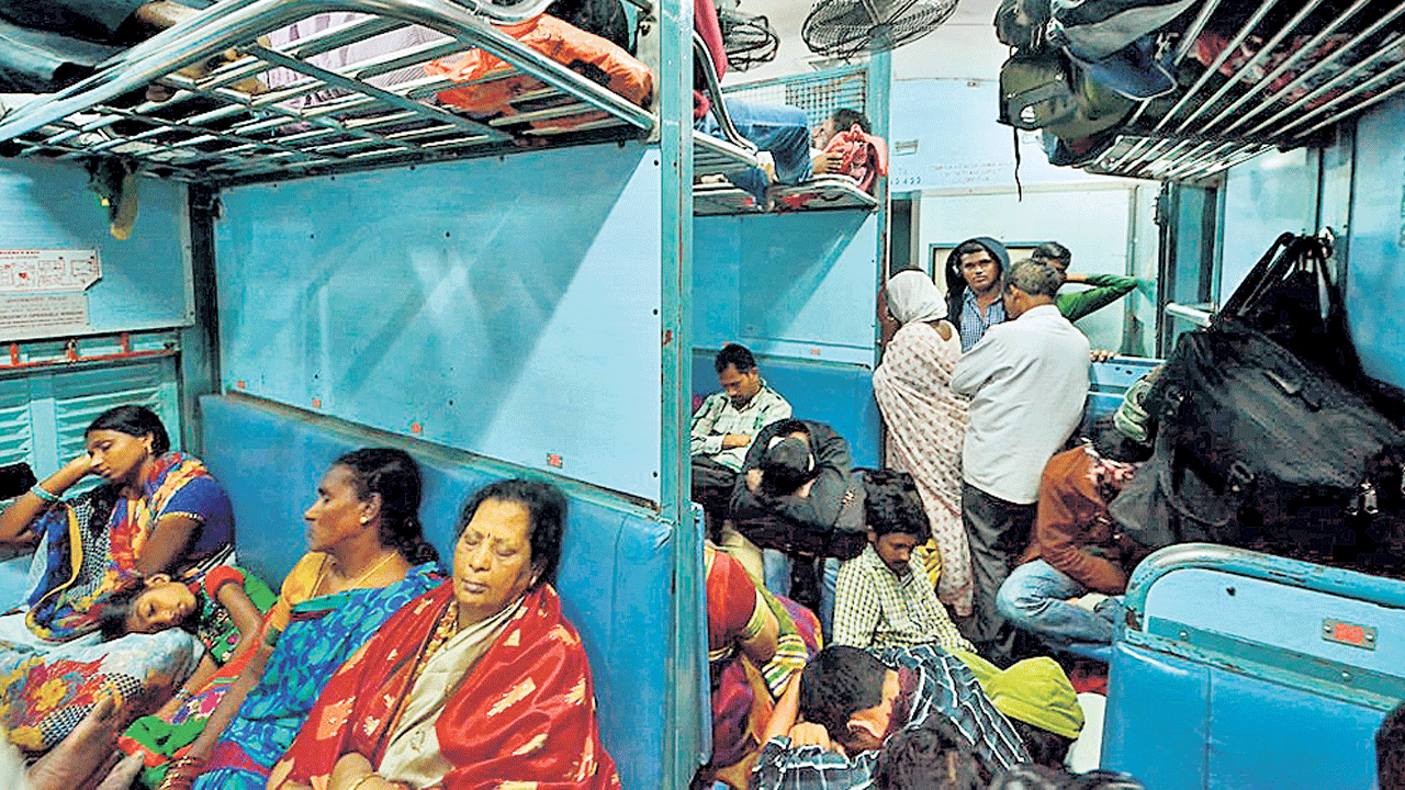 Indian Railways | వెయిటింగ్‌ లిస్ట్‌ ప్రయాణికులకు జనరల్‌ బోగీలే.. ఏసీ, స్లీపర్‌ బోగీల్లో ప్రయాణిస్తే భారీగా జరిమానా