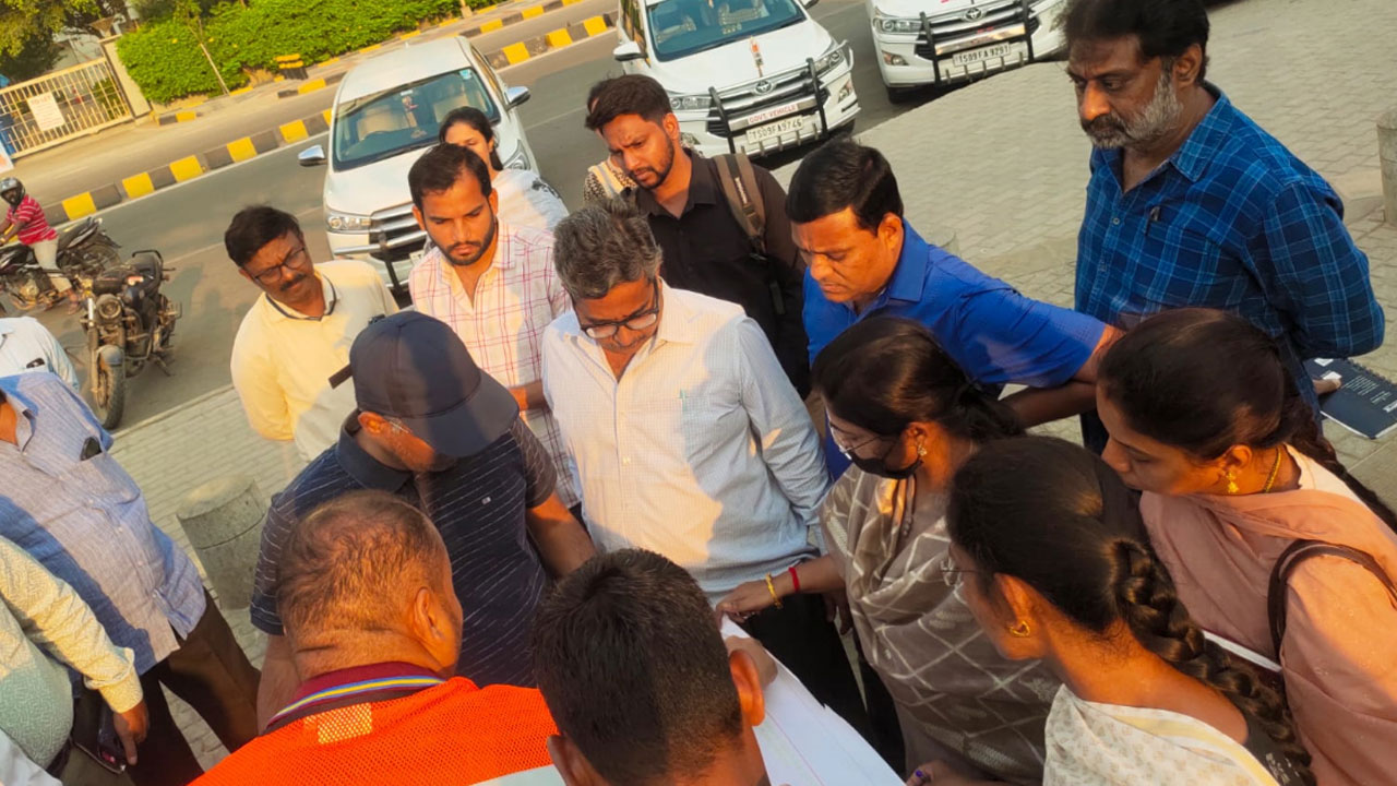 GHMC | స్వచ్ఛమైన నీటితో దుర్గం చెరువు కళకళలాడాలి : బల్దియా కమిష‌న‌ర్