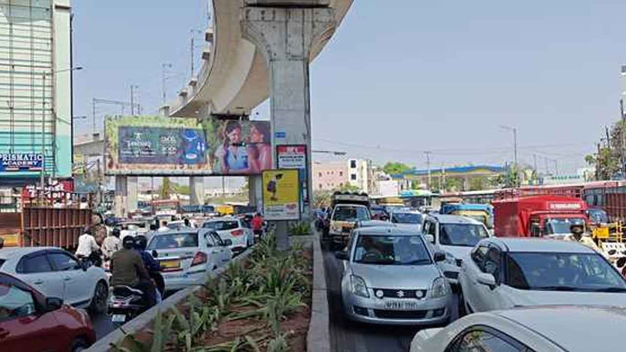 Heavy traffic jam | నల్లగొండ చౌరస్తా వద్ద భారీగా ట్రాఫిక్ జామ్.. తీవ్ర ఇబ్బందులు పడ్డ వాహనదారులు