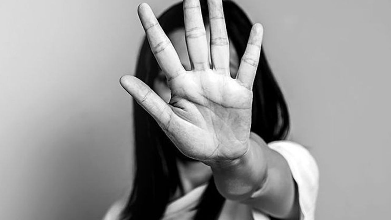 Girl Suicide: వేధించిన యువ‌కులు.. వందేభార‌త్ ఎక్స్‌ప్రెస్ రైలు కింద ప‌డి విద్యార్థిని మృతి