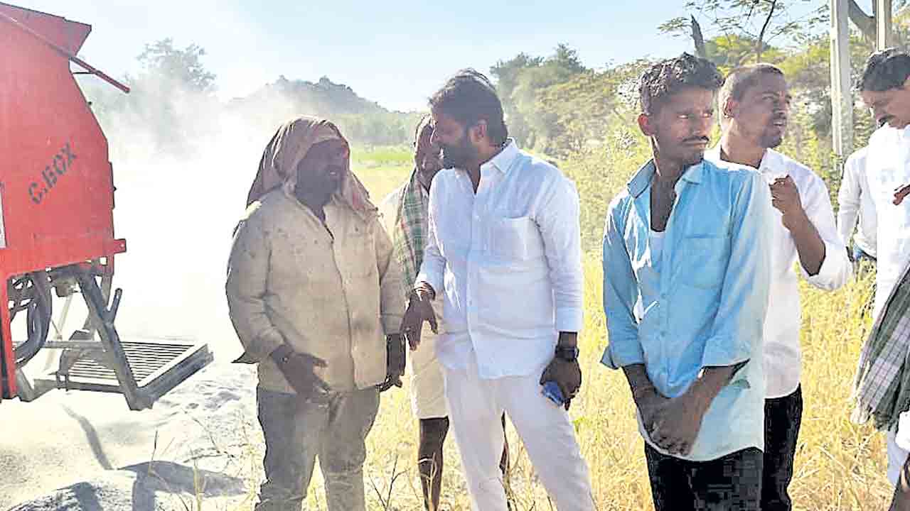సారూ.. ఆగమైపోతున్నం.. కరెంట్ లేక.. నీళ్లు రాక నాలుగున్నర ఎకరాలు ఎండింది