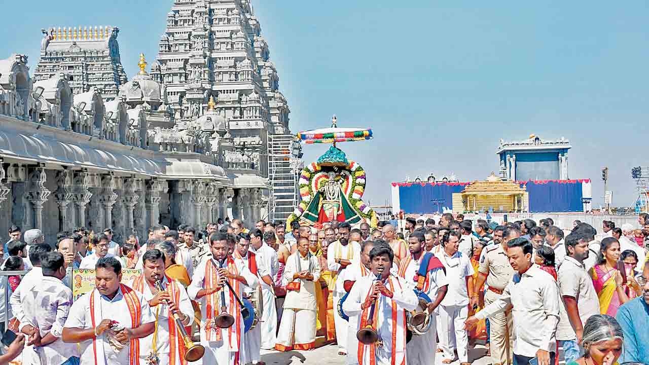 గోవర్ధన గిరిధారిగా లక్ష్మీనారసింహుడు