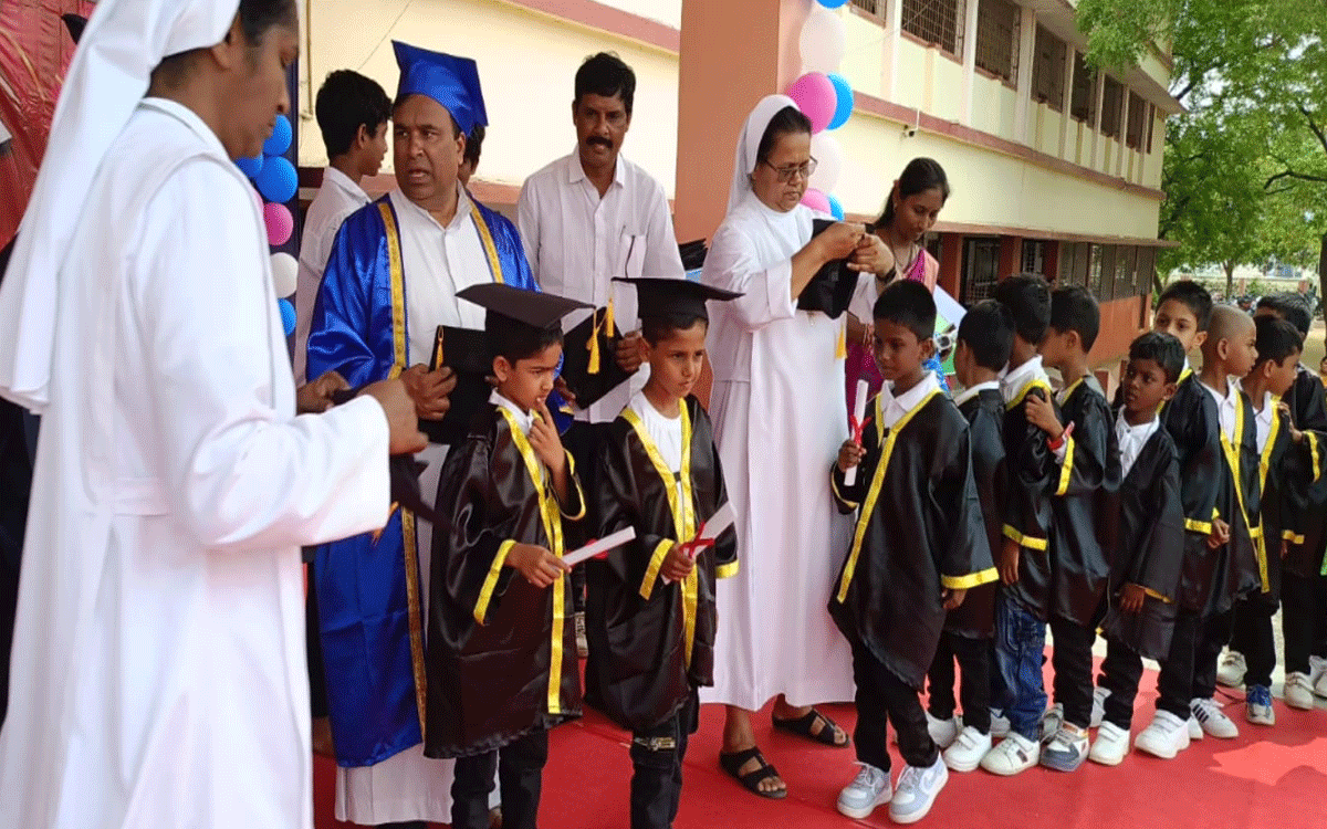 Graduation Day : సెయింట్ ఫ్రాన్సిస్ స్కూల్‌లో ఘ‌నంగా గ్రాడ్యుయేషన్ డే