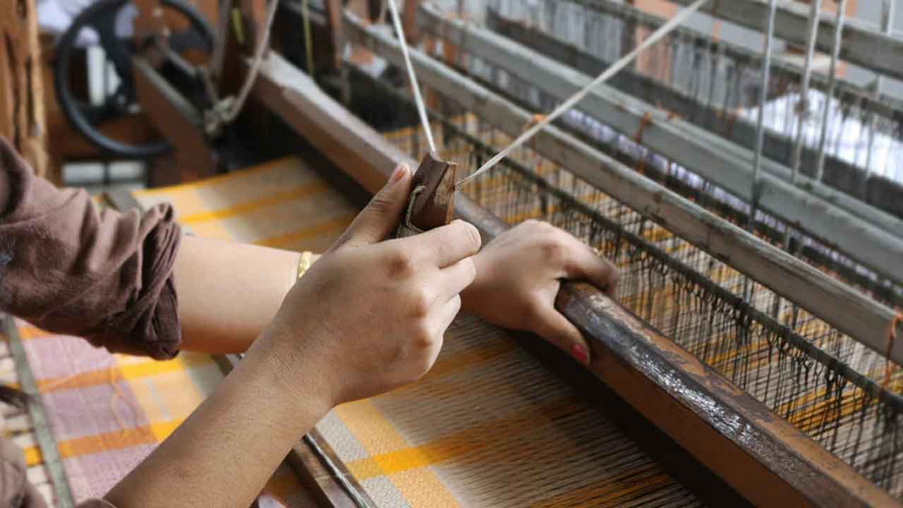 చేనేతకు వెయ్యి కోట్లు కేటాయించాలి