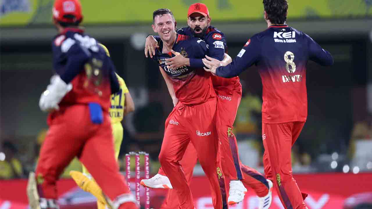 IPL 2025 | చెన్నైకి షాకిచ్చిన హేజిల్‌వుడ్.. పెవిలియ‌న్ చేరిన ఆ ఇద్ద‌రు..!