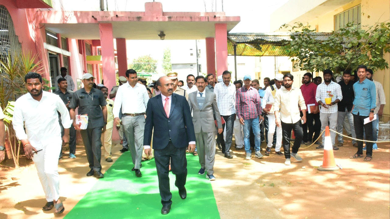 గద్వాల కోర్టును పరిశీలించిన హైకోర్టు న్యాయమూర్తి