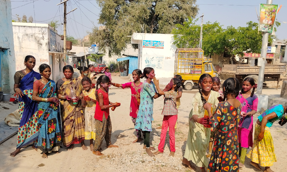 గట్టులో ఘనంగా హోలీ పండుగ.. కుల మతాలకు అతీతంగా రంగులు చల్లుకున్న ప్రజలు