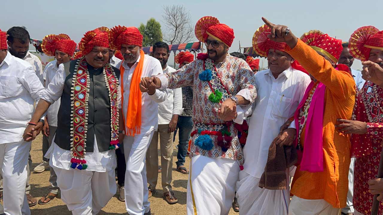 గాంధారిలో ఘనంగా గిరిజన హోలీ లెంగి పండుగ