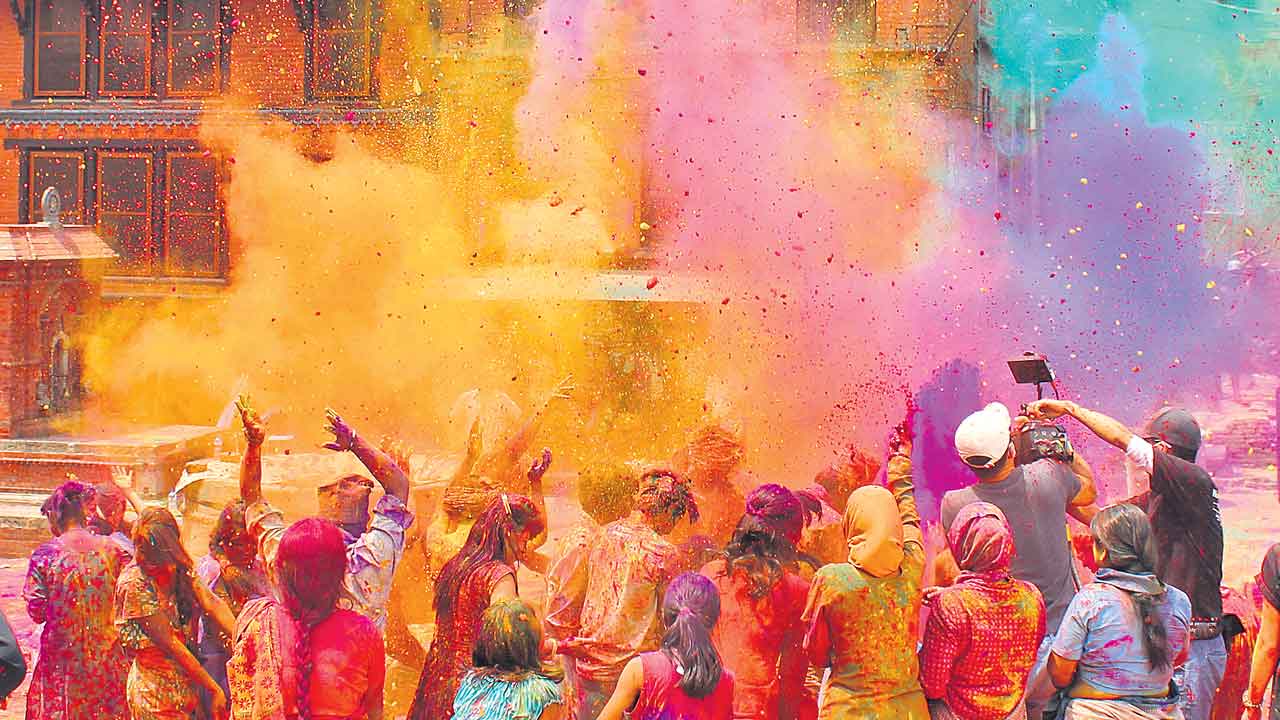 రంగుల వేడుక.. ఆనందాల కానుక