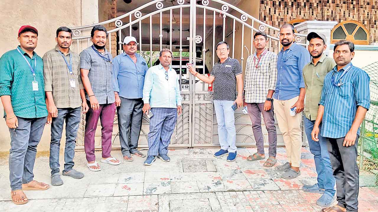 House Tax | పన్ను కట్టలేదని ఇంటికి తాళం.. గంటలోపే చెల్లించిన యజమాని