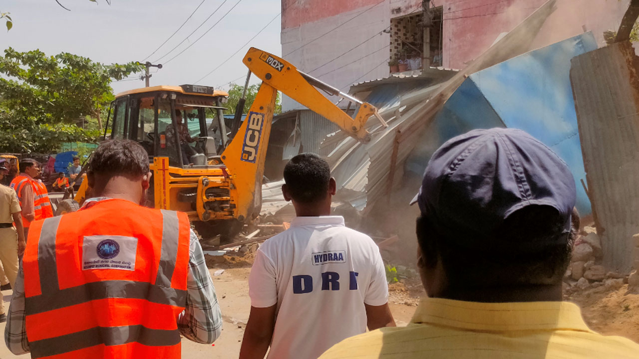 HYDRAA | నిజాంపేట ఇందిరమ్మ కాలనీ పేజ్ -2లో హైడ్రా కూల్చివేతలు…