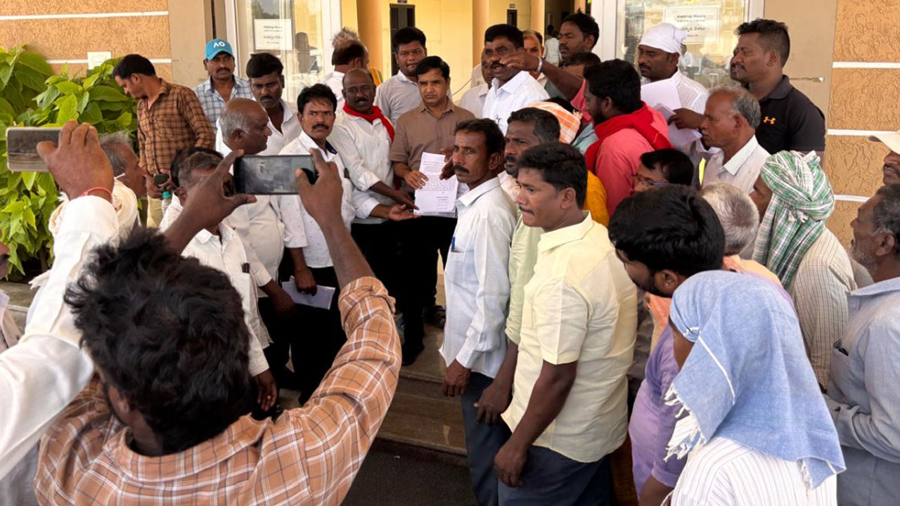 అనాజ్‌పూర్‌ రైతులకు వెంటనే పట్టాపాస్‌ బుక్‌లు అందజేయాలి..