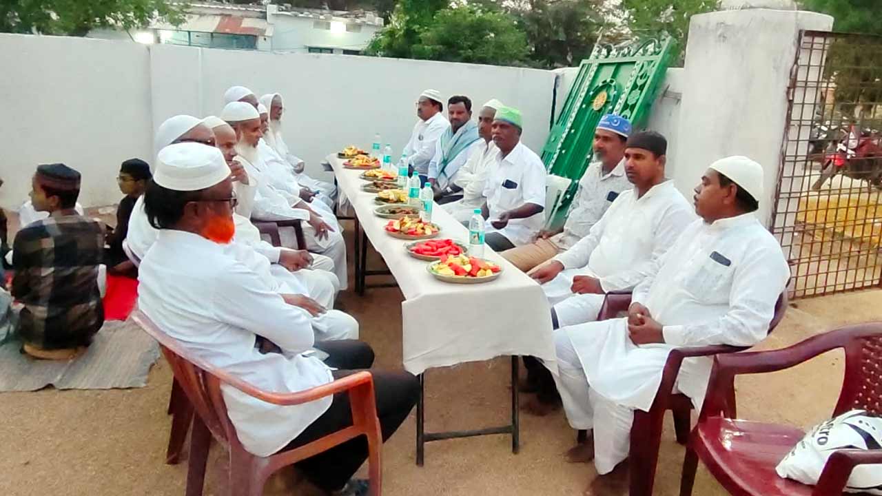 భక్తిశ్రద్ధలతో షెబ్ ఏ ఖదర్ వేడుక.. మూసాపేటలో ఇఫ్తార్ విందు