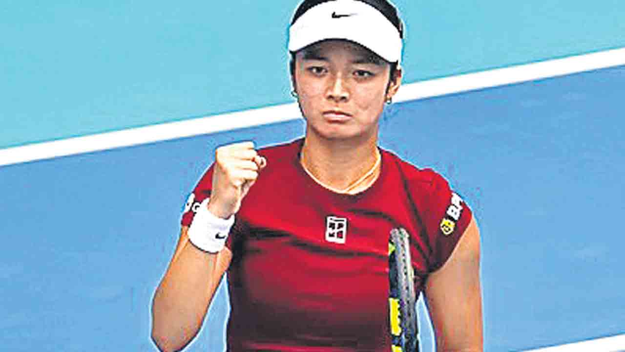 స్వియాటెక్‌కు షాక్‌.. అన్‌సీడెడ్‌ అలెగ్జాండ్ర సంచలనం