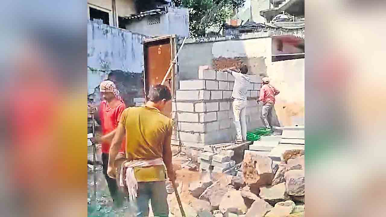 కబ్జా చేయ్‌.. ఇల్లు కట్టేయ్‌