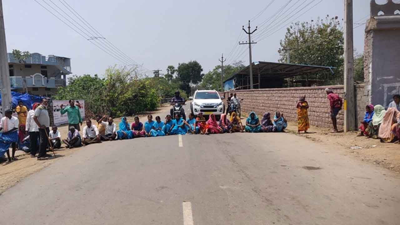 Inavolu | కొబ్బరి ముక్కల గుత్తేదారులపై చర్యలు తీసుకోవాలని రాస్తారోకో