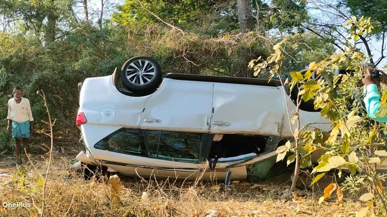 Road accident | వంకాయ గూడెం వద్ద ఇన్నోవా కారు బీభత్సం.. ఇద్దరికి తీవ్ర గాయాలు