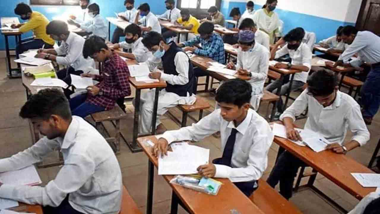 ఇంటర్‌ పరీక్ష కేంద్రాల్లో గోడ గడియారాలు