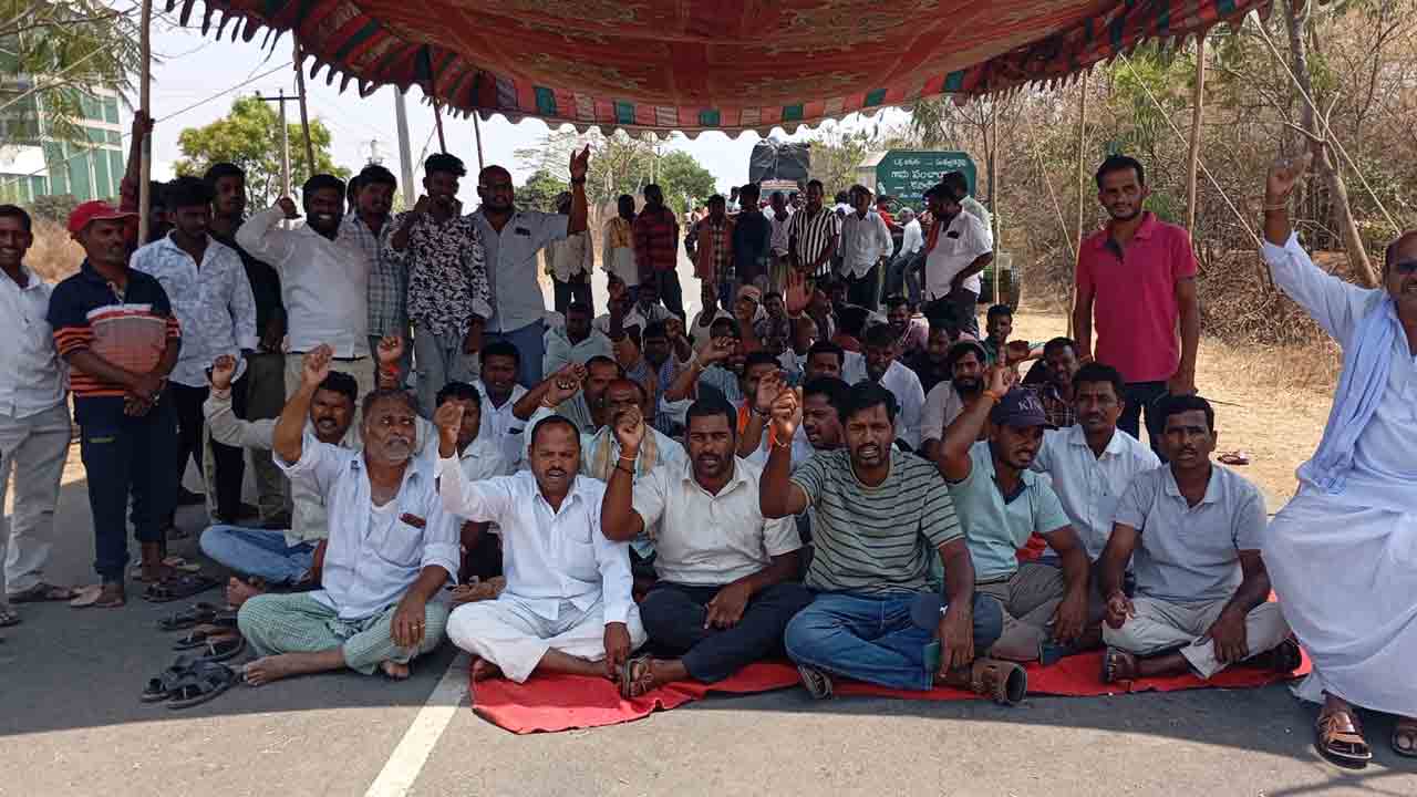 Irrigation Water | సాగు నీటి కోసం రోడ్డెక్కిన రైతులు.. ఎక్కడికక్కడ నిలిచిపోయిన వాహనాలు