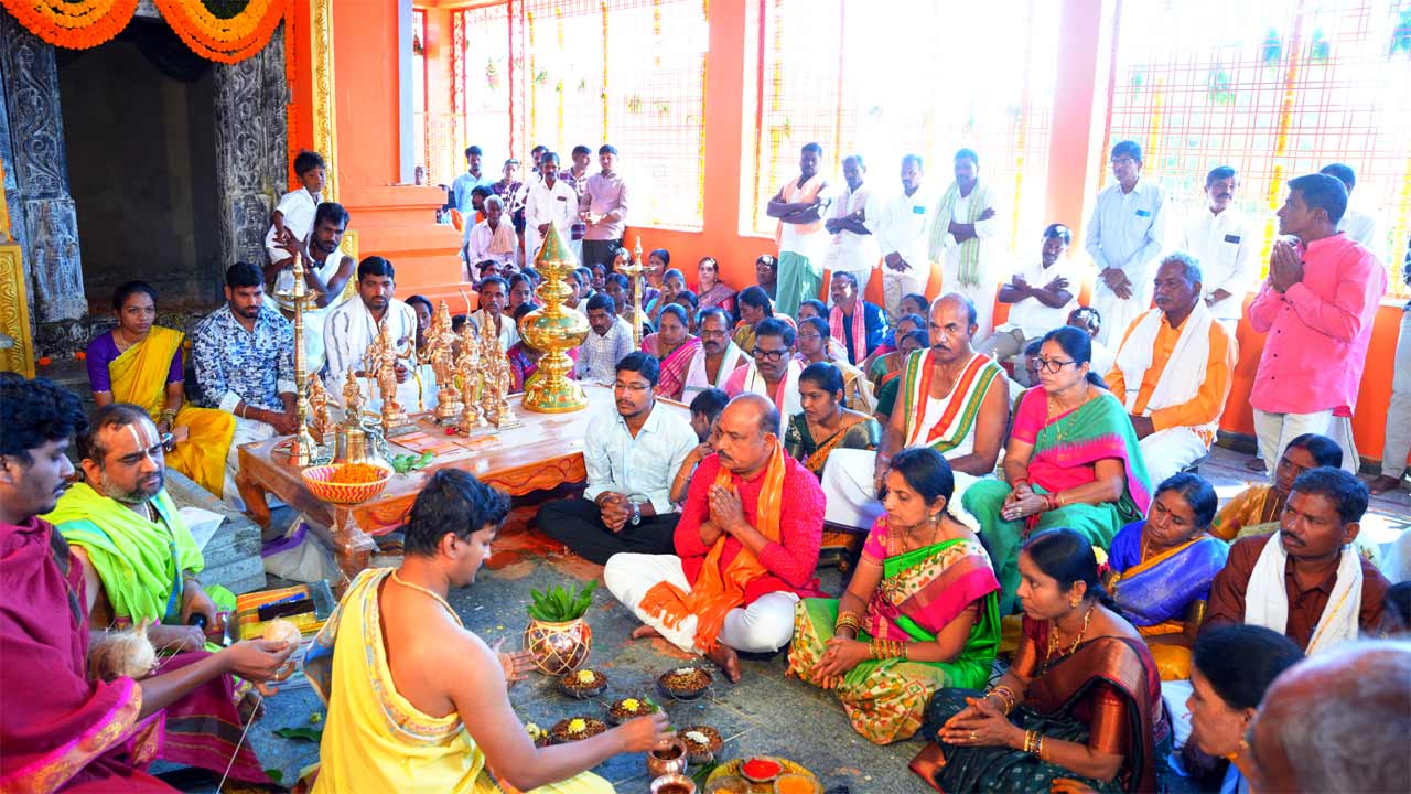 జగన్నాథపురం గ్రామానికి ఆధ్యాత్మిక శోభ.. కన్నుల పండువగా వీరాంజనేయ స్వామి ధ్వజస్తంభ ప్రతిష్టాపన