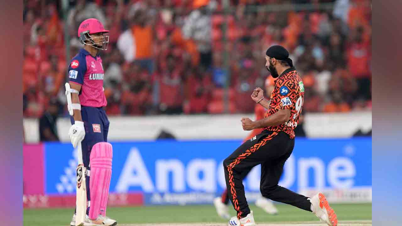 IPL 2025 | ఒకే ఓవ‌ర్లో రెండు వికెట్లు.. ప్ర‌త్య‌ర్థిని చుట్టేస్తున్న ఆరెంజ్ ఆర్మీ