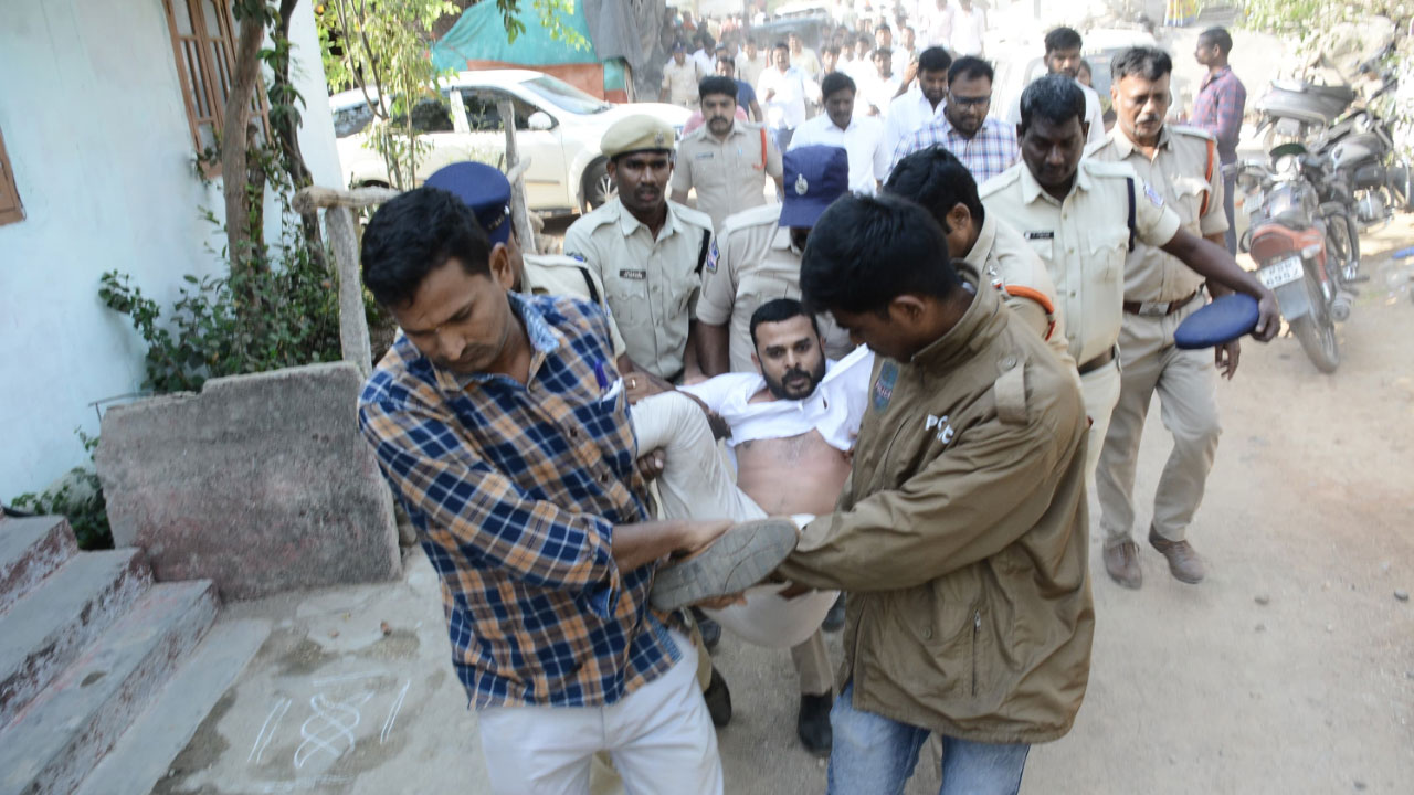 BRS Party | మ‌న్సురాబాద్ డివిజ‌న్‌లో తీవ్ర ఉద్రిక్త‌త‌.. బీఆర్ఎస్ శ్రేణుల‌ను ఈడ్చుకెళ్లిన పోలీసులు