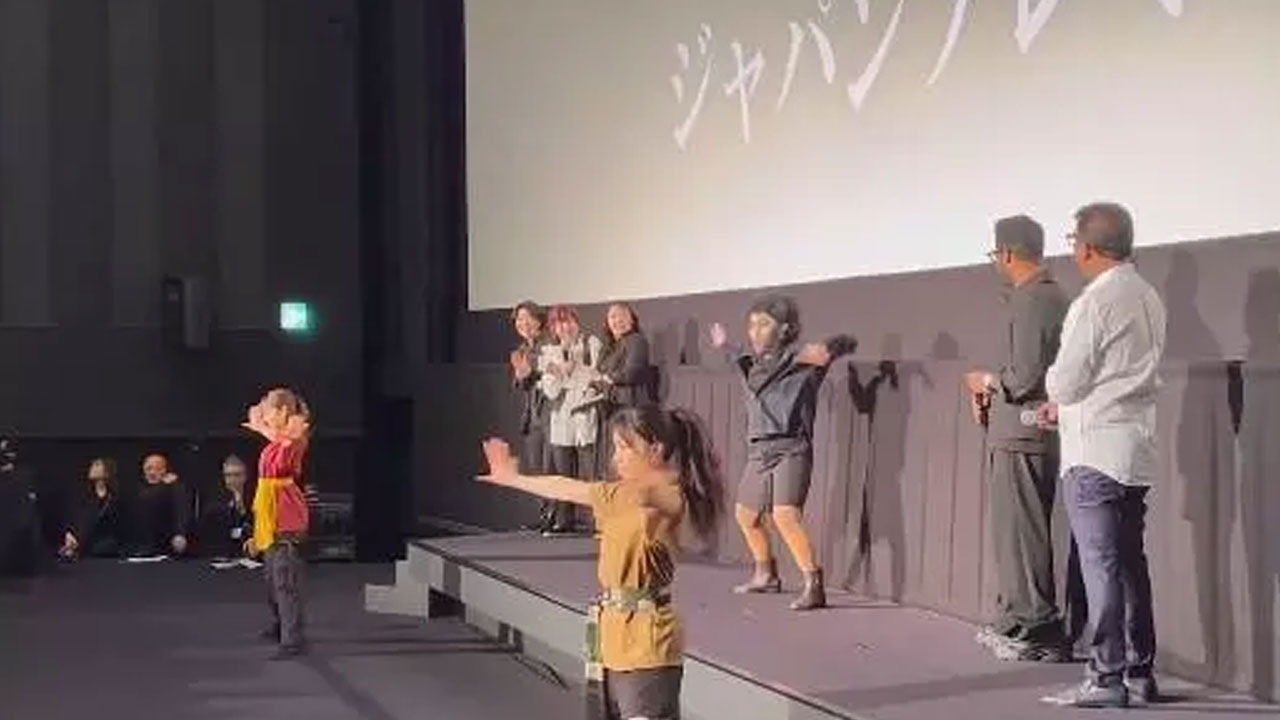 NTR| జ‌పాన్ ఫ్యాన్స్‌తో క‌లిసి తార‌క్ స్టెప్పులు.. ఫ్యాన్స్ ఆనందానికి అవ‌ధులే లేవు..!