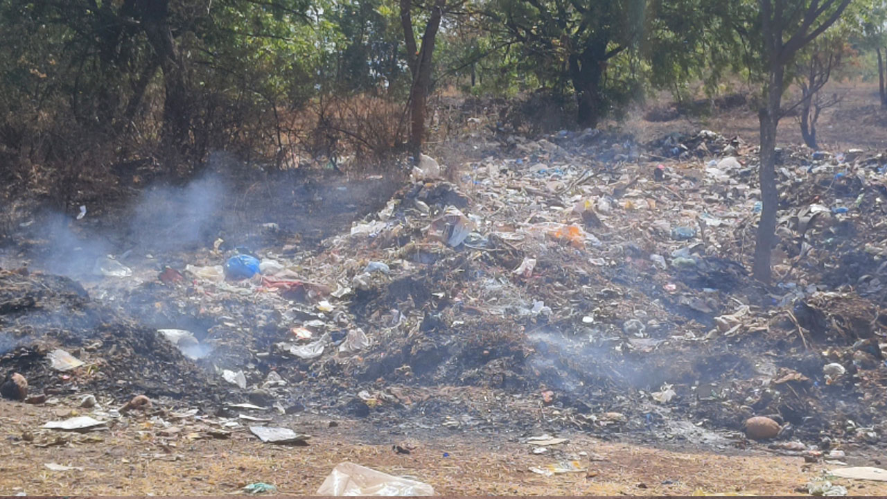 చెత్త పోగేసి ఆపై నిప్పు రాజేసి.. తగులబెడుతున్న సిబ్బంది..