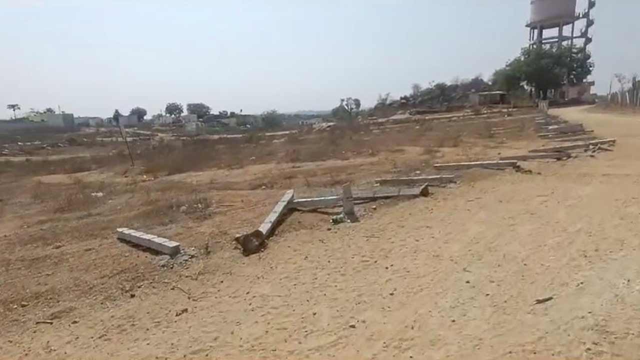 Jawahar Nagar | 15 కోట్ల విలువైన సర్కారు భూమి కబ్జాకు యత్నం.. కంచెను ఖతం చేసిన కబ్జాదారుడు ఎవరు..?