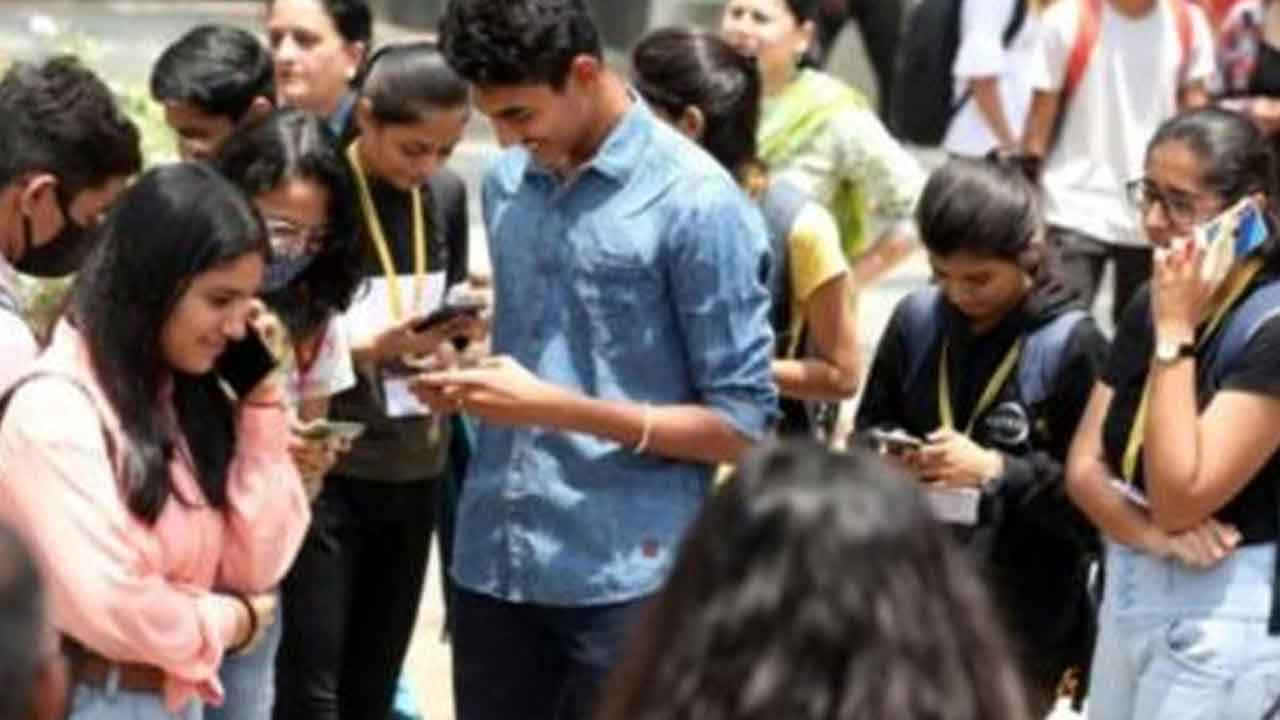 ఏప్రిల్‌ 2 నుంచి జేఈఈ మెయిన్‌ సెషన్‌ 2 పరీక్షలు