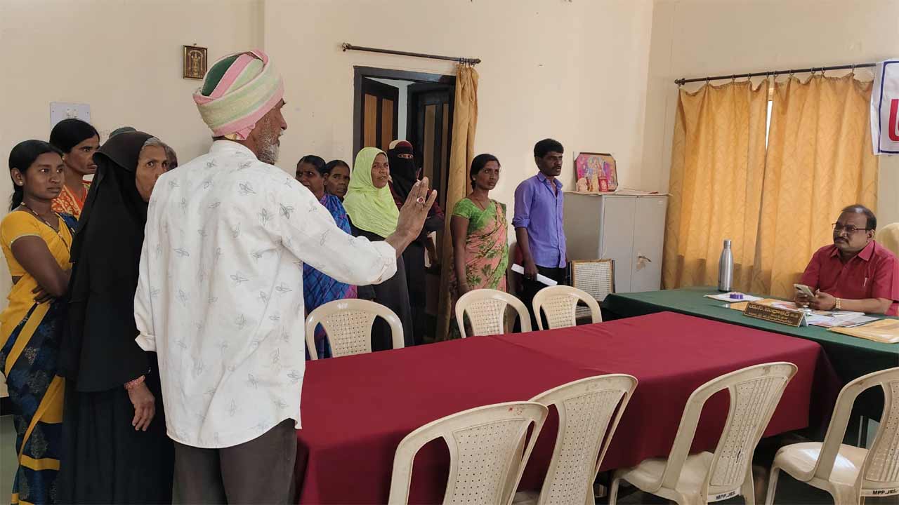 ఫీల్డ్ అసిస్టెంట్ మాకొద్దు.. ఎంపీడీవో కు ఫిర్యాదు చేసిన ఉపాధి కూలీలు