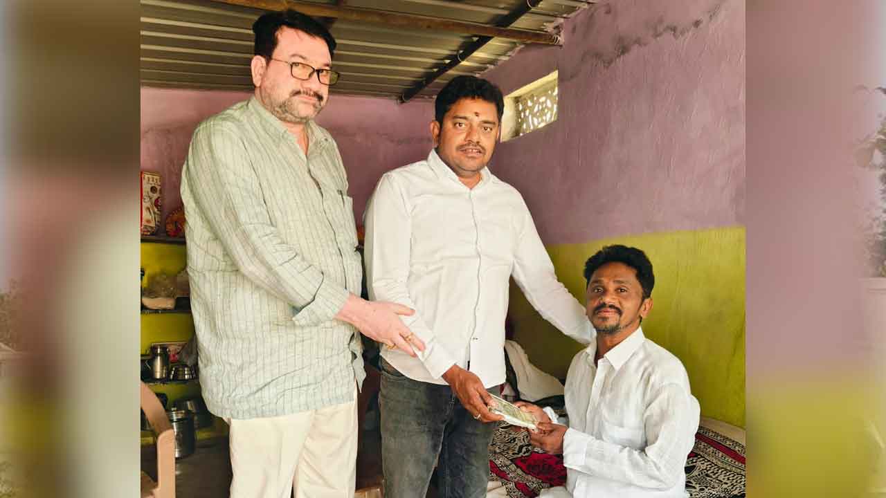 Peddapalli | రోడ్డు ప్రమాదంలో గాయపడ్డ జర్నలిస్ట్‌కు రూ.50వేల ఆర్థిక సాయం