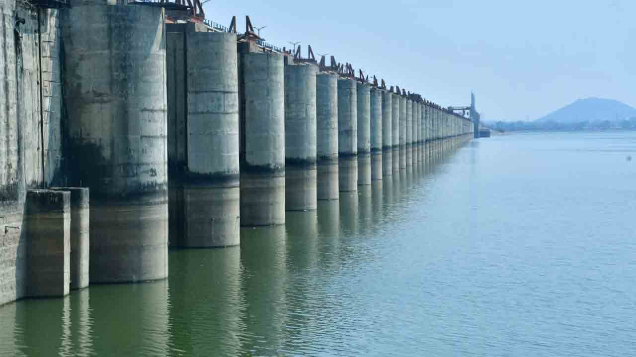 జలాశయాల్లో.. అడుగంటుతున్న జలం