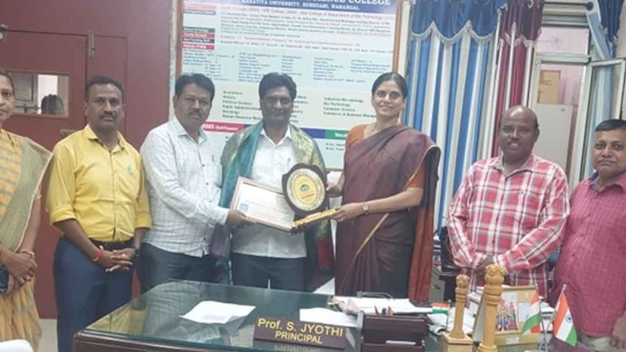 Arts college | ఆర్ట్స్​‍కాలేజీ అధ్యాపకుడు హరి కుమార్‌కు సంస్కృత రత్న పురస్కారం