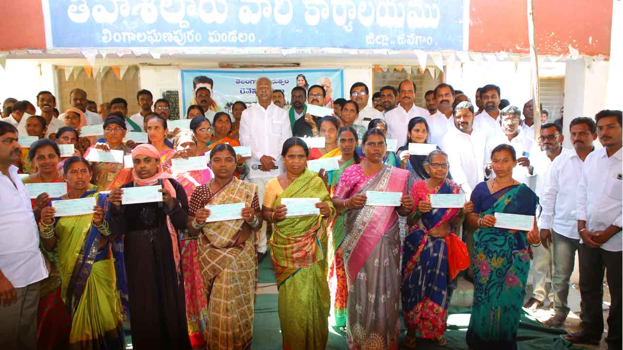 MLA Kadiyam | కల్యాణ లక్ష్మి చెక్కులు అందజేసిన ఎమ్మెల్యే కడియం శ్రీహరి