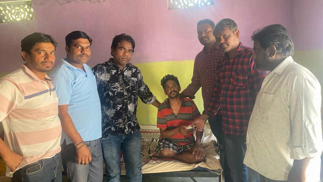 రోడ్డు ప్రమాద బాధితునికి ఆర్థిక సాయం