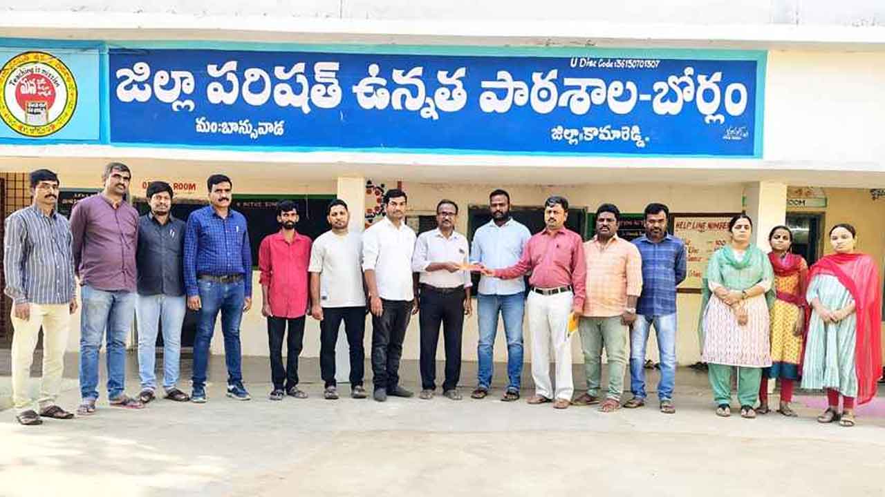 Financial assistance | పాఠశాలకు పూర్వ విద్యార్థుల ఆర్థిక సహాయం