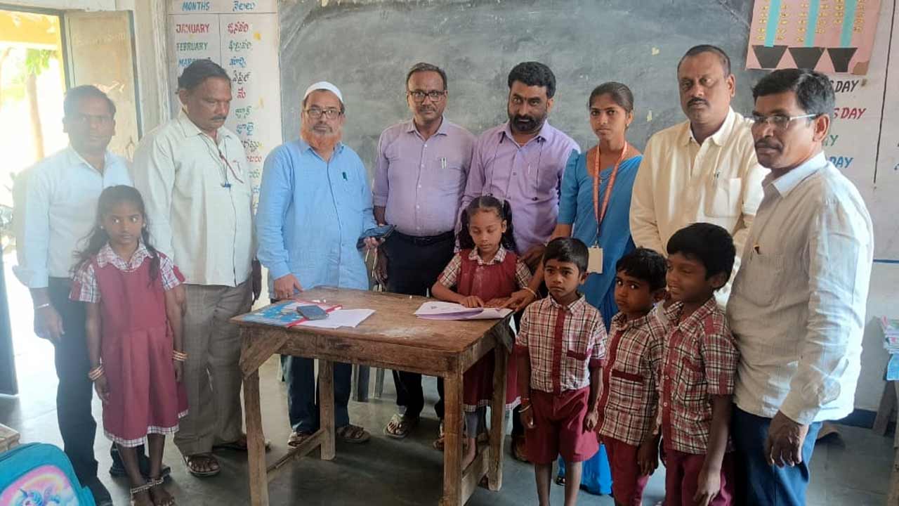 ఉపాధ్యాయులు సమయపాలన పాటించాలి.. కామారెడ్డి డీఈవో సీరియస్‌