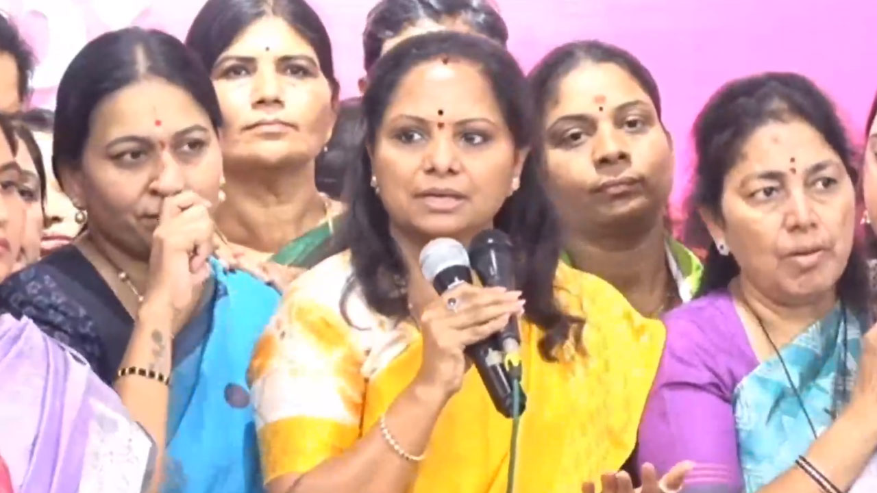 Kavitha | ఆ బస్సులకు సకాలంలో కిరాయి చెల్లిస్తారా?: ఎమ్మెల్సీ కవిత