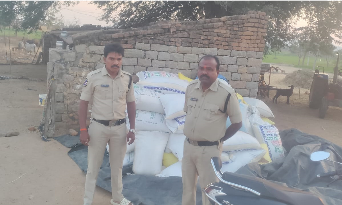 వ్యవసాయ పొలం దగ్గర భారీగా రేషన్ బియ్యం.. పోలీసులకు సమాచారమిచ్చిన స్థానికులు