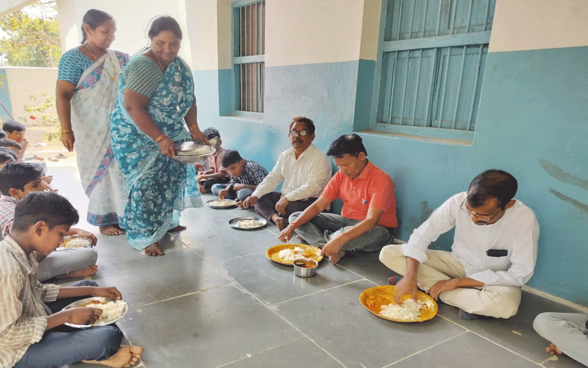 Mid Day Meals : విద్యార్థుల‌కు నాణ్య‌మైన భోజ‌నం అందించాలి : శ్రీ‌నివాస్‌
