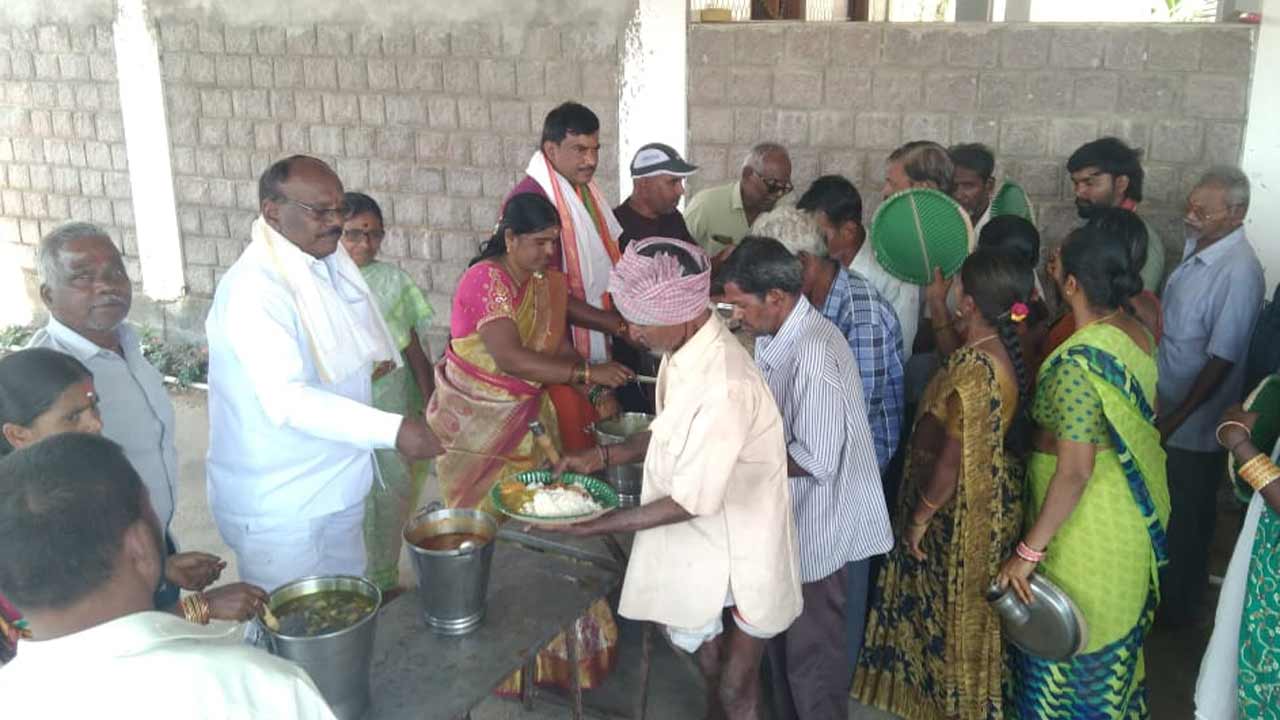 ఆలేరు ప్రజలకు అమ్మవారి ఆశీర్వాదం ఉండాలి: కొలుపుల హరినాథ్