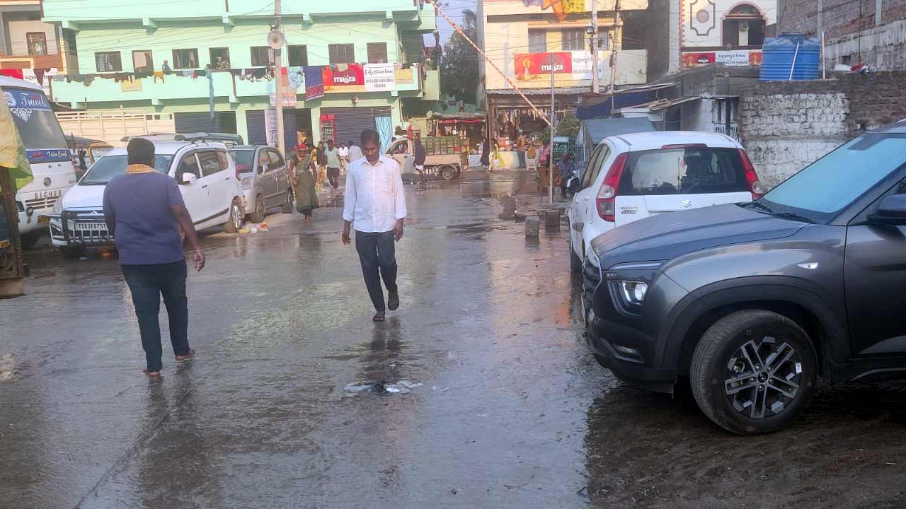 Komuravelli | కొమురవెల్లి కోడెల స్తంభం వద్ద ఏరులై పారుతున్న మురుగు నీరు.. ఇబ్బందులు పడుతున్న భక్తులు